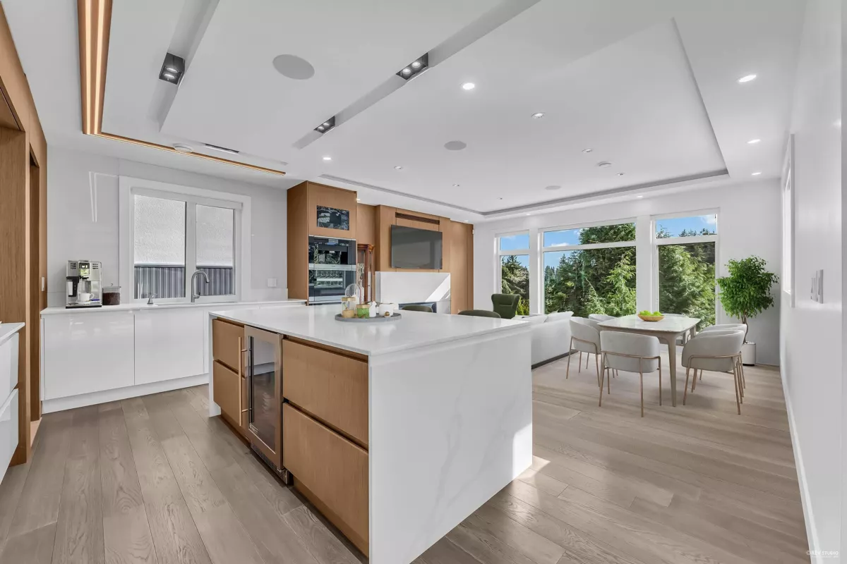 Kitchen Island Photo of 4399 Highland Boulevard, North Vancouver, BC