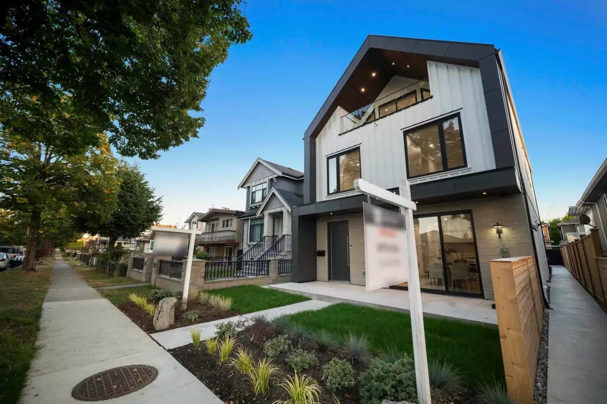 Front Yard Photo of 1 2386 E 45th Avenue, Vancouver, BC