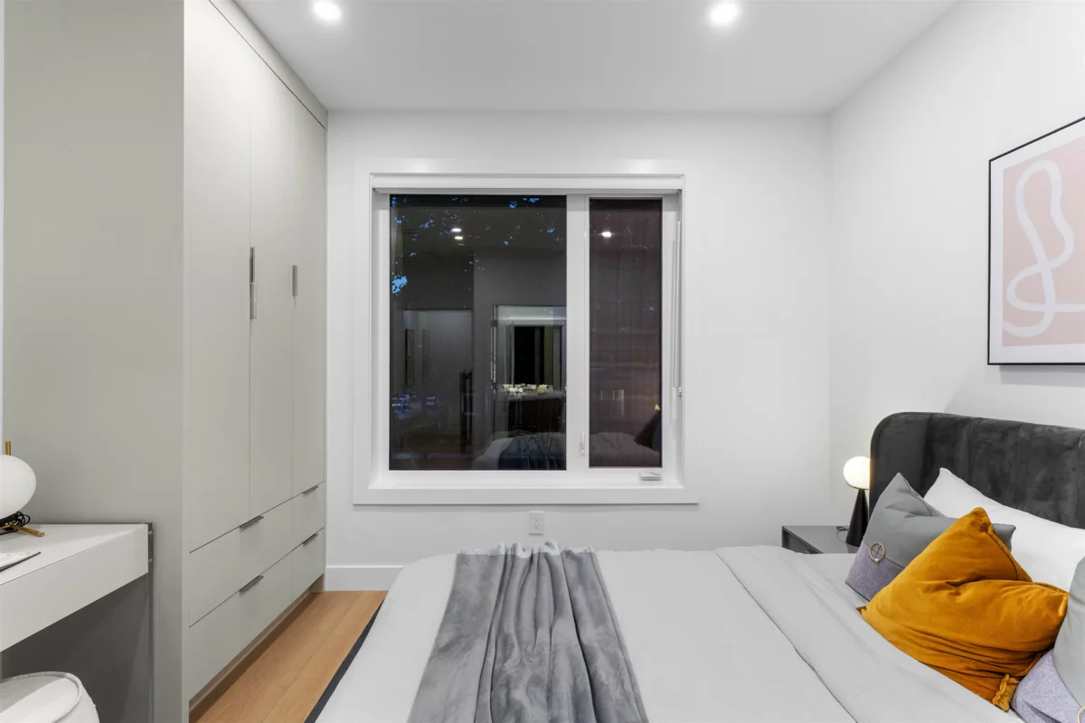 Guest Bathroom Photo of 1 2386 E 45th Avenue, Vancouver, BC