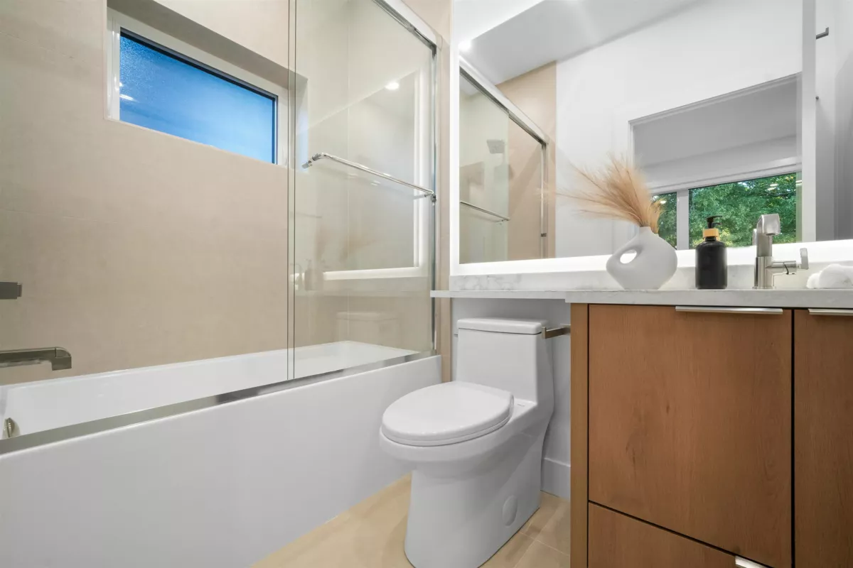Powder Room Photo of 1 2386 E 45th Avenue, Vancouver, BC