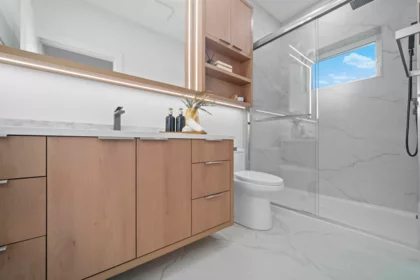 Primary Bathroom Photo of 1 2386 E 45th Avenue, Vancouver, BC