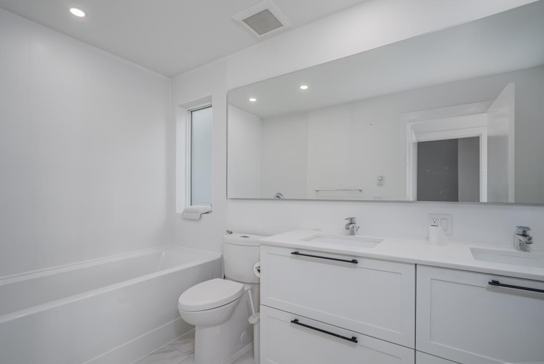 Primary Bathroom Photo of 139 3529 Baycrest Avenue, Coquitlam, BC
