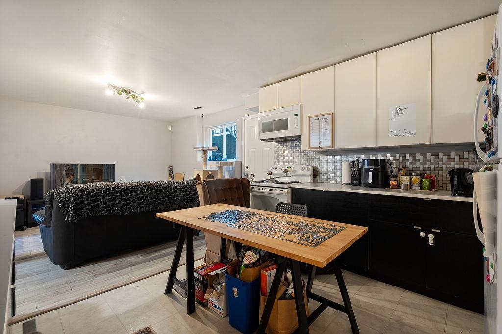 Front Yard Photo of 6629 187a Street, Surrey, BC