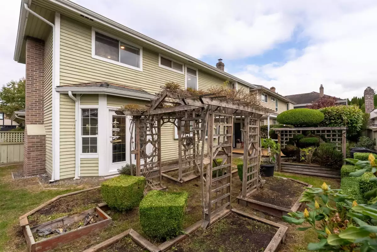 Hallway Photo of 9760 Dayton Avenue, Richmond, BC