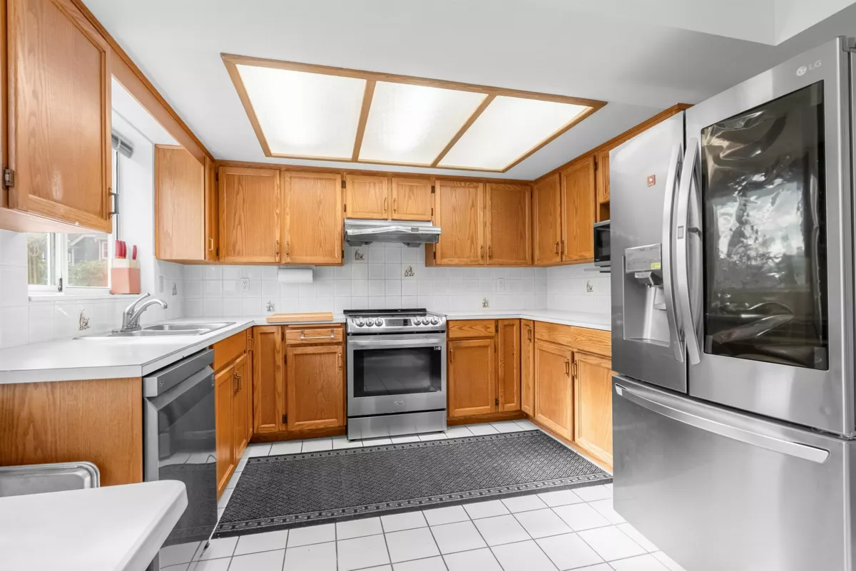 Kitchen Island Photo of 9760 Dayton Avenue, Richmond, BC