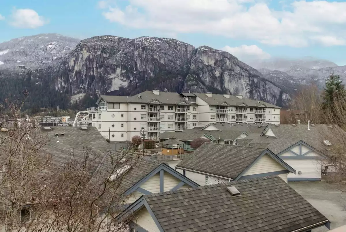 Walk-In Closet Photo of 201 1174 Wingtip Place, Squamish, BC