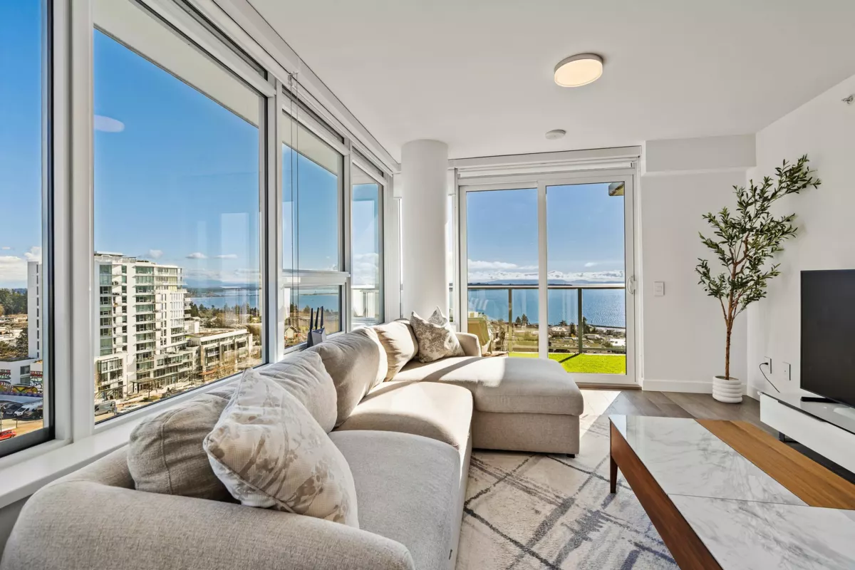 Living Room Photo of 1007 15165 Thrift Avenue, White Rock, BC
