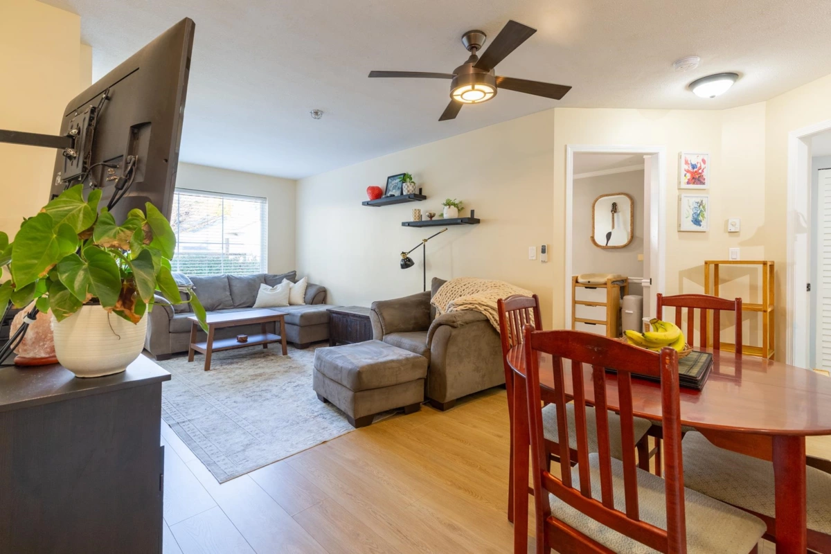 Entry Foyer Photo of 208 33599 2 Avenue, Mission, BC