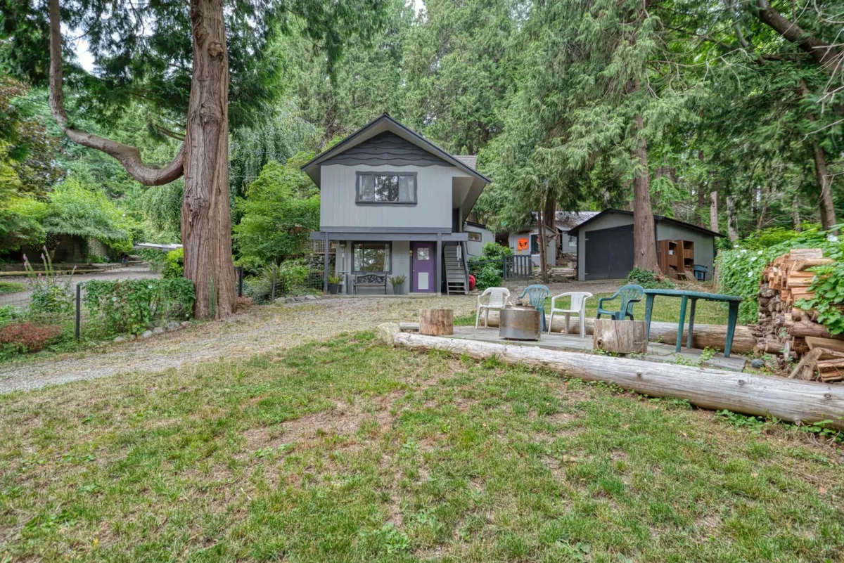 Entry Foyer Photo of 6582 Sunshine Coast Highway, Sechelt, BC