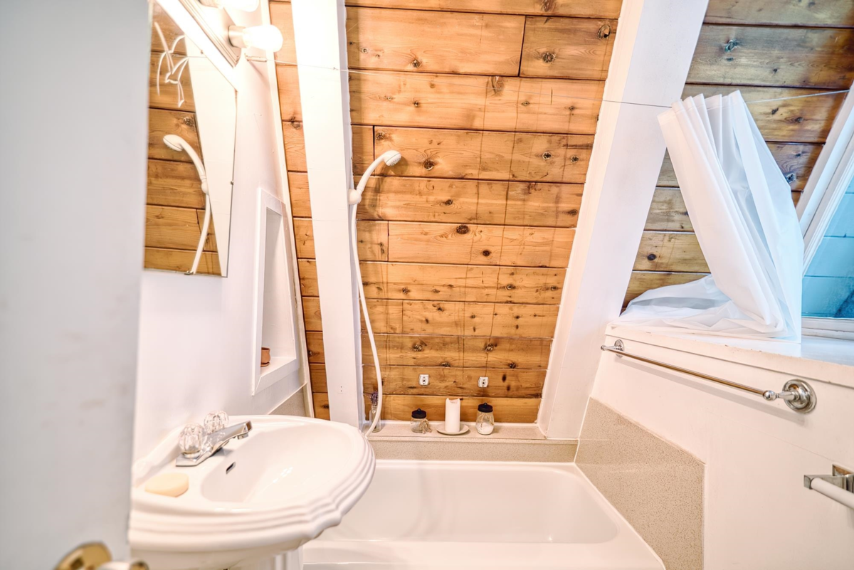 Primary Bedroom Photo of 6582 Sunshine Coast Highway, Sechelt, BC