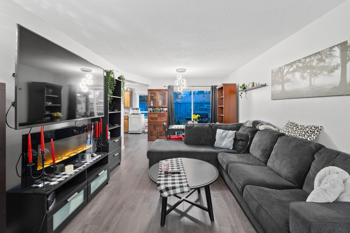 Dining Area Photo of 174 2844 273 Street, Langley, BC