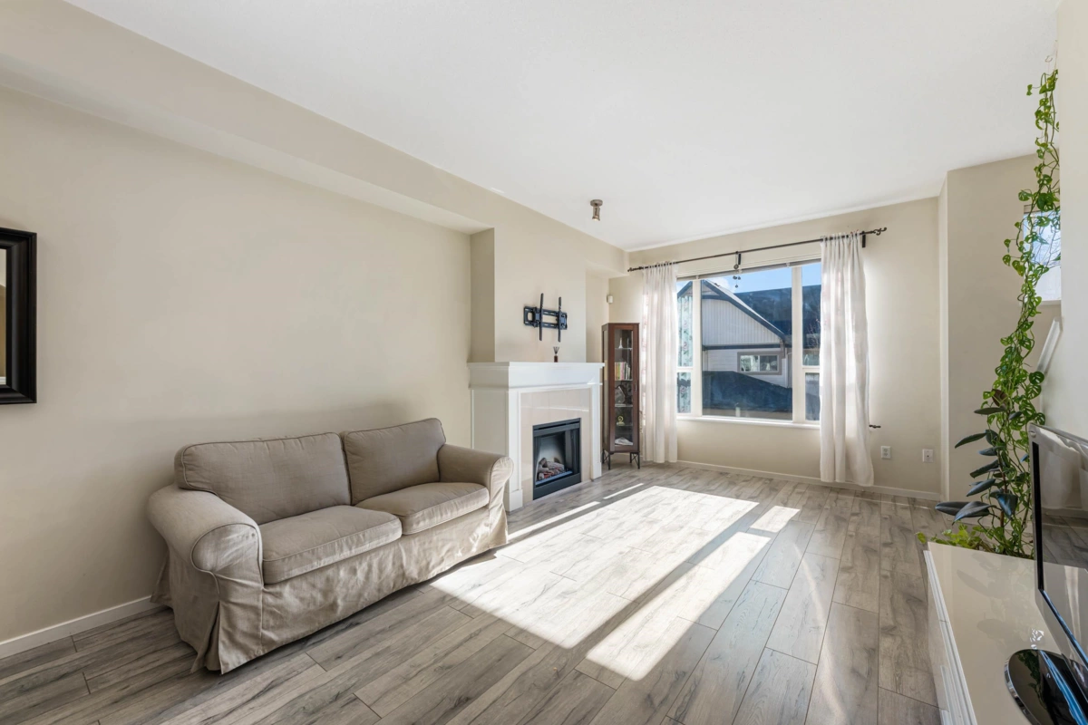 Dining Area Photo of 230 3105 Dayanee Springs Boulevard, Coquitlam, BC