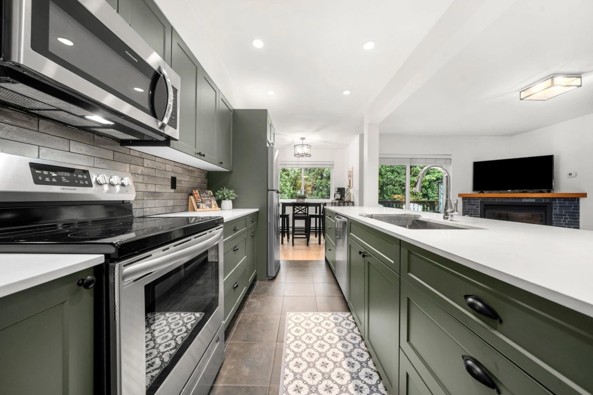 Breakfast Nook Photo of 3 1700 Mamquam Road, Squamish, BC