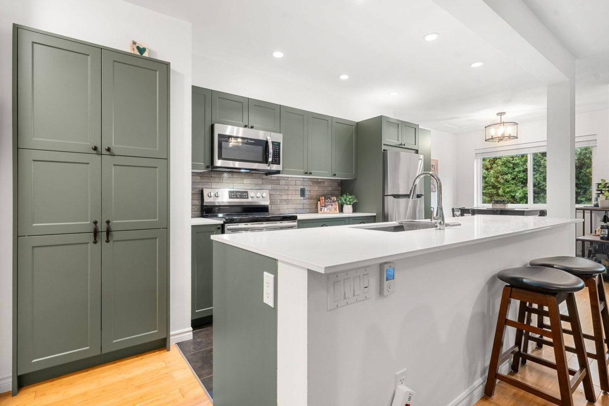 Kitchen Island Photo of 3 1700 Mamquam Road, Squamish, BC