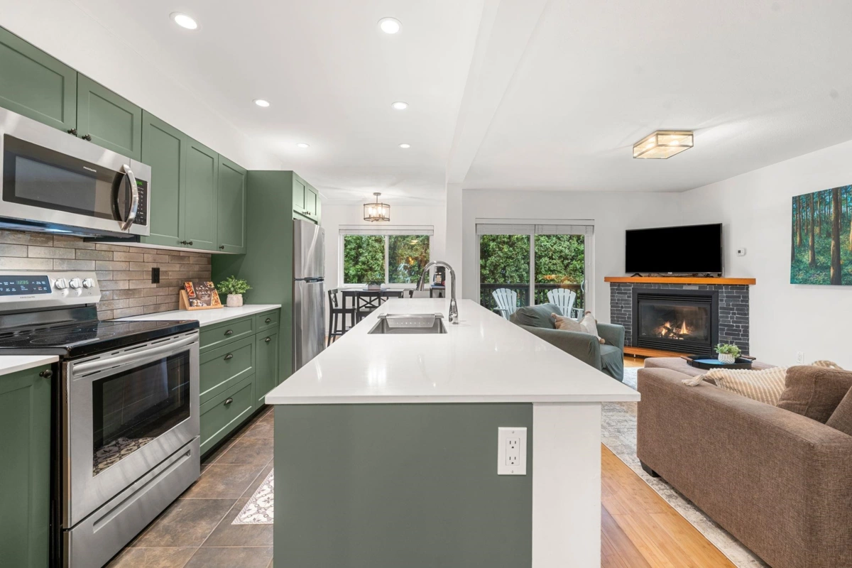 Kitchen Photo of 3 1700 Mamquam Road, Squamish, BC