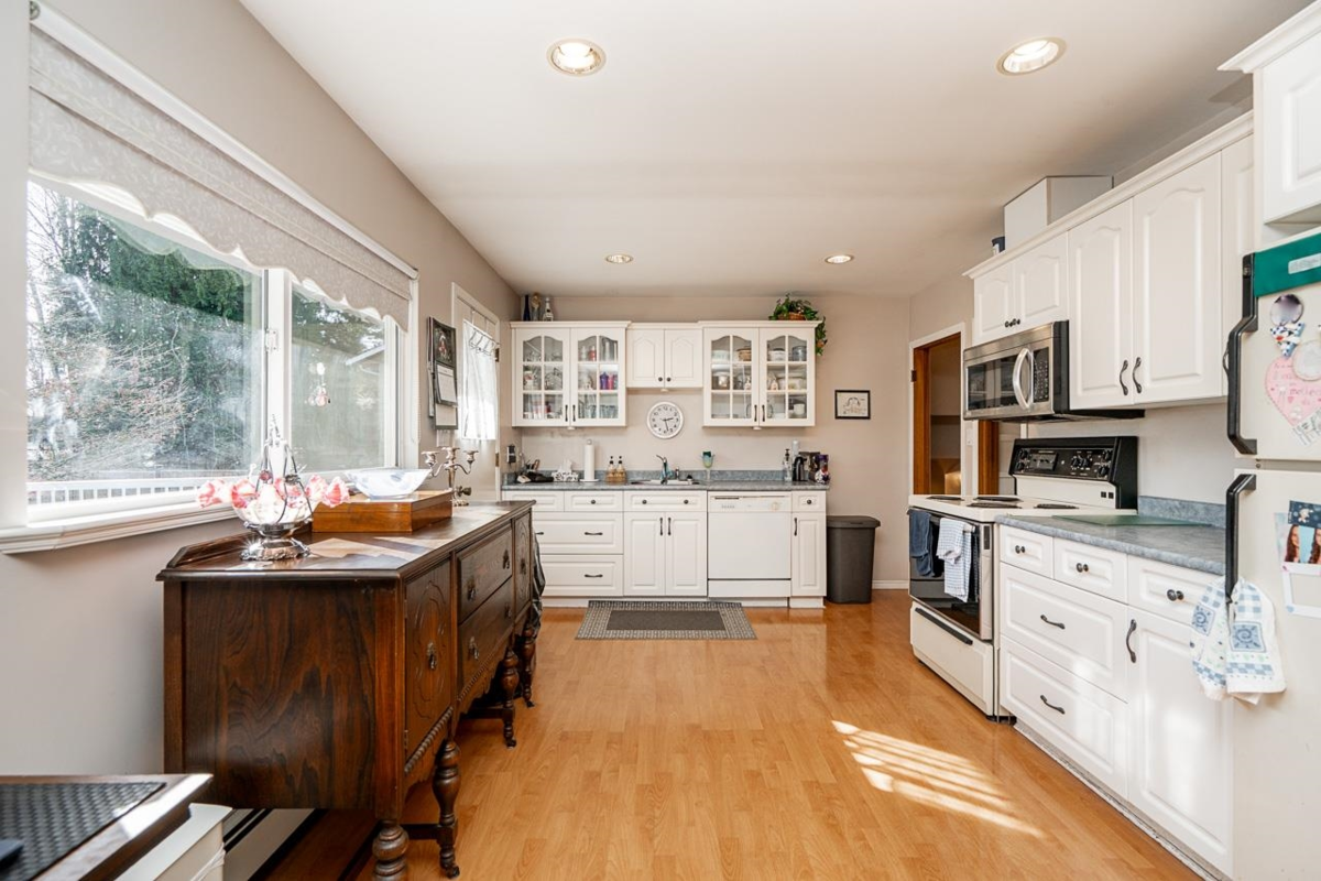 Kitchen Island Photo of 1590 Westminster Avenue, Port Coquitlam, BC