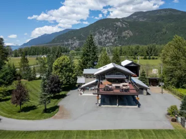 Entry Foyer Photo of 1470 Fraser Road, Pemberton, BC