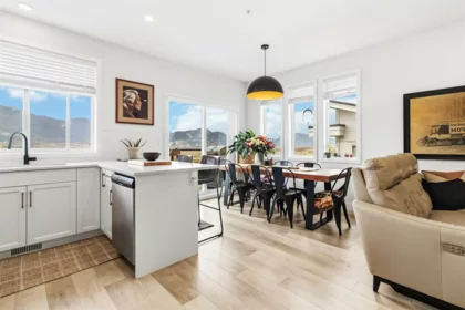 Kitchen Island Photo of 6 43998 Chilliwack Mountain Road, Chilliwack, BC
