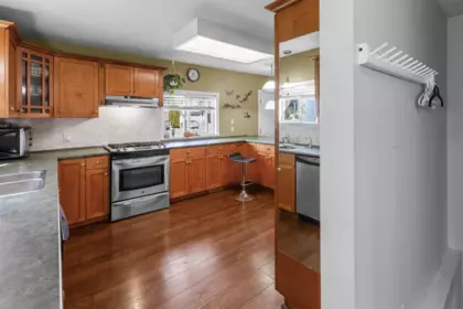 Kitchen Island Photo of 32622 Egglestone Avenue, Mission, BC