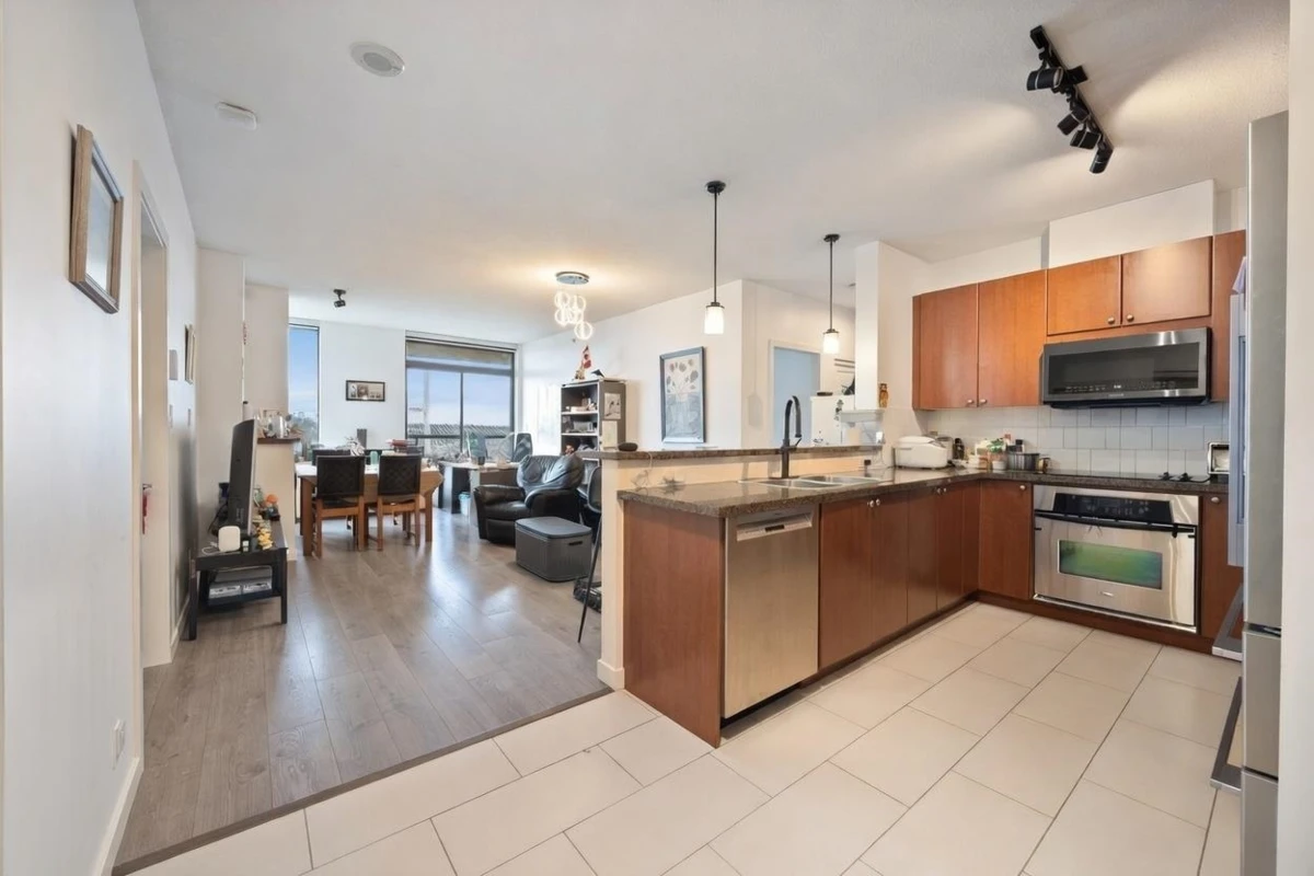Living Room Photo of 1703 15 E Royal Avenue, New Westminster, BC