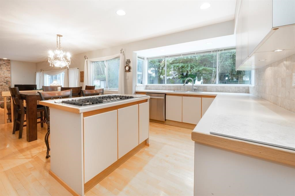 Kitchen Photo of 17352 26a Avenue, White Rock, BC