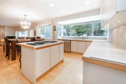 Kitchen Photo of 17352 26a Avenue, White Rock, BC