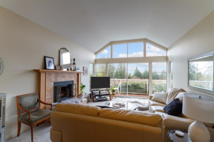 Kitchen Island Photo of 17325 31 Avenue, Surrey, BC