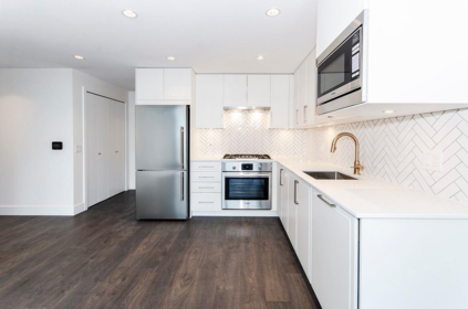 Kitchen Island Photo of 808 2435 Kingsway Street, Vancouver, BC