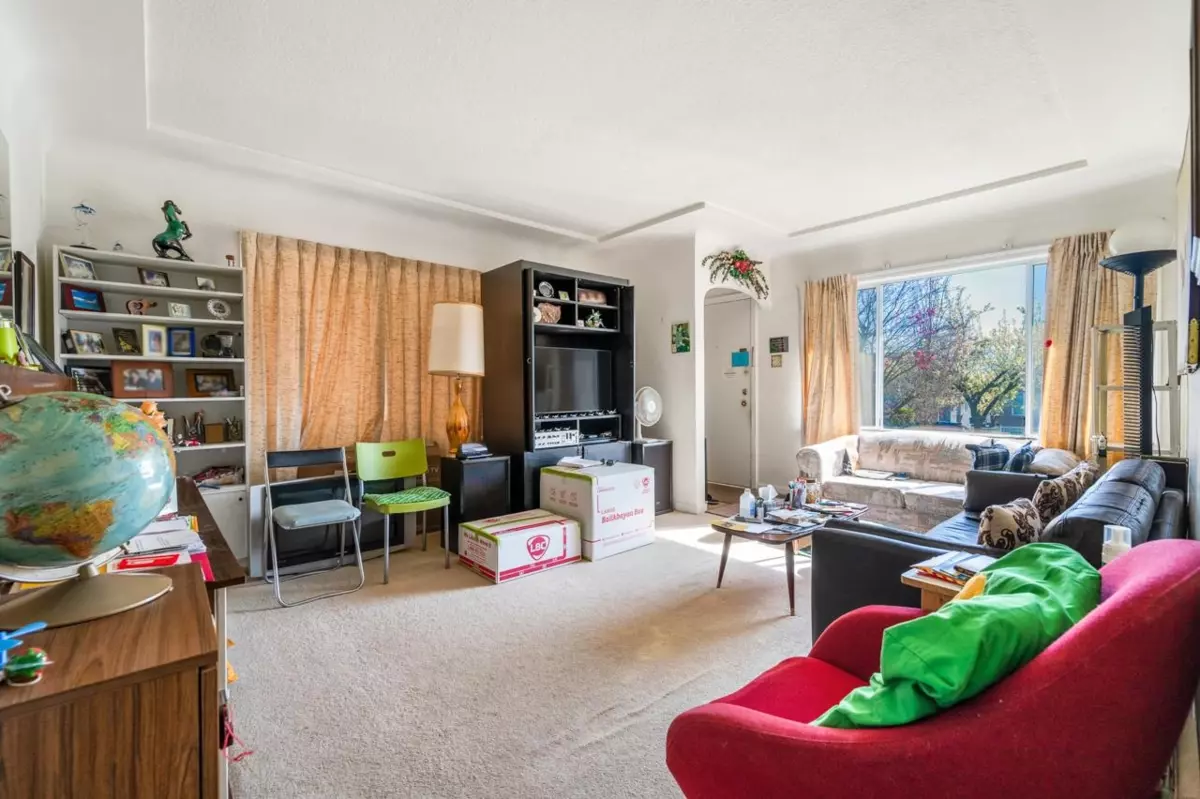 Living Room Photo of 3383 Wellington Avenue, Vancouver, BC