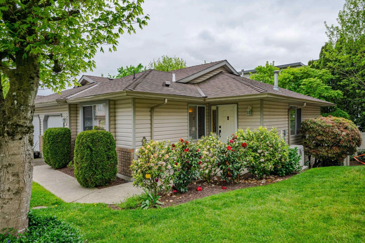 Living Room Photo of 28 2023 Winfield Drive, Abbotsford, BC