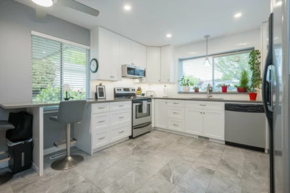 Kitchen Island Photo of 28 2023 Winfield Drive, Abbotsford, BC