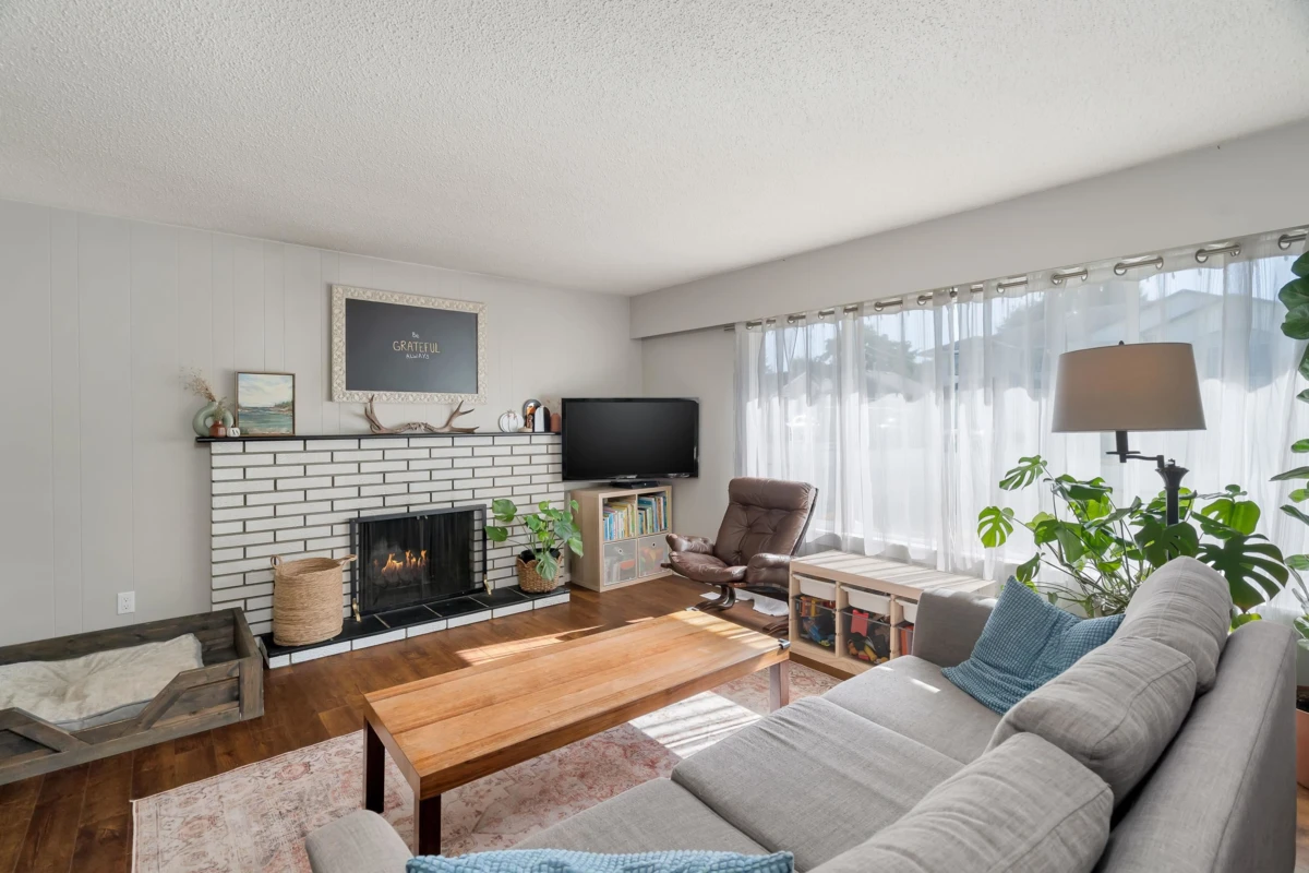 Living Room Photo of 20255 Chatwin Avenue, Maple Ridge, BC