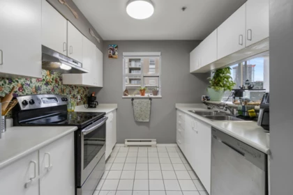 Kitchen Island Photo of 401 10533 University Drive, Surrey, BC