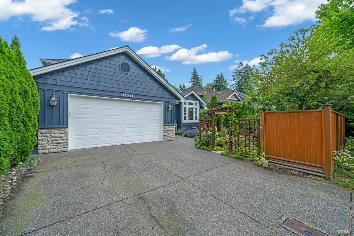 Living Room Photo of 14741 30 Avenue, Surrey, BC