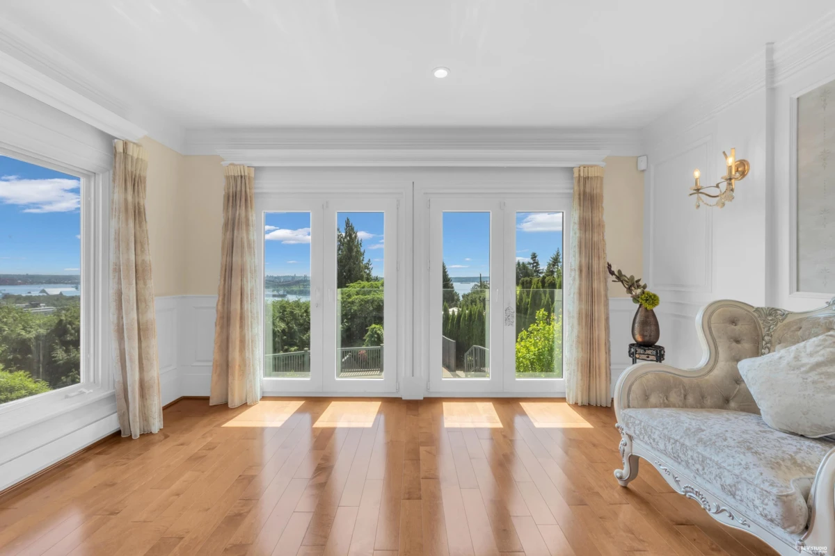Living Room Photo of 880 Younette Drive, West Vancouver, BC