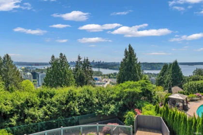 Backyard Photo of 880 Younette Drive, West Vancouver, BC