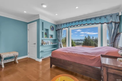 Hallway Photo of 880 Younette Drive, West Vancouver, BC