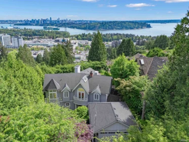 Hot Tub / Spa Photo of 880 Younette Drive, West Vancouver, BC