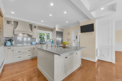 Kitchen Island Photo of 880 Younette Drive, West Vancouver, BC