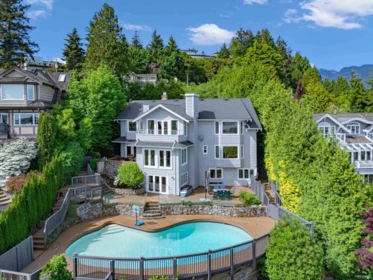 Outdoor Kitchen Photo of 880 Younette Drive, West Vancouver, BC