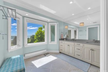 Powder Room Photo of 880 Younette Drive, West Vancouver, BC
