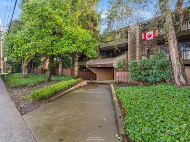 Entry Foyer Photo of 303 708 Eighth Avenue, New Westminster, BC