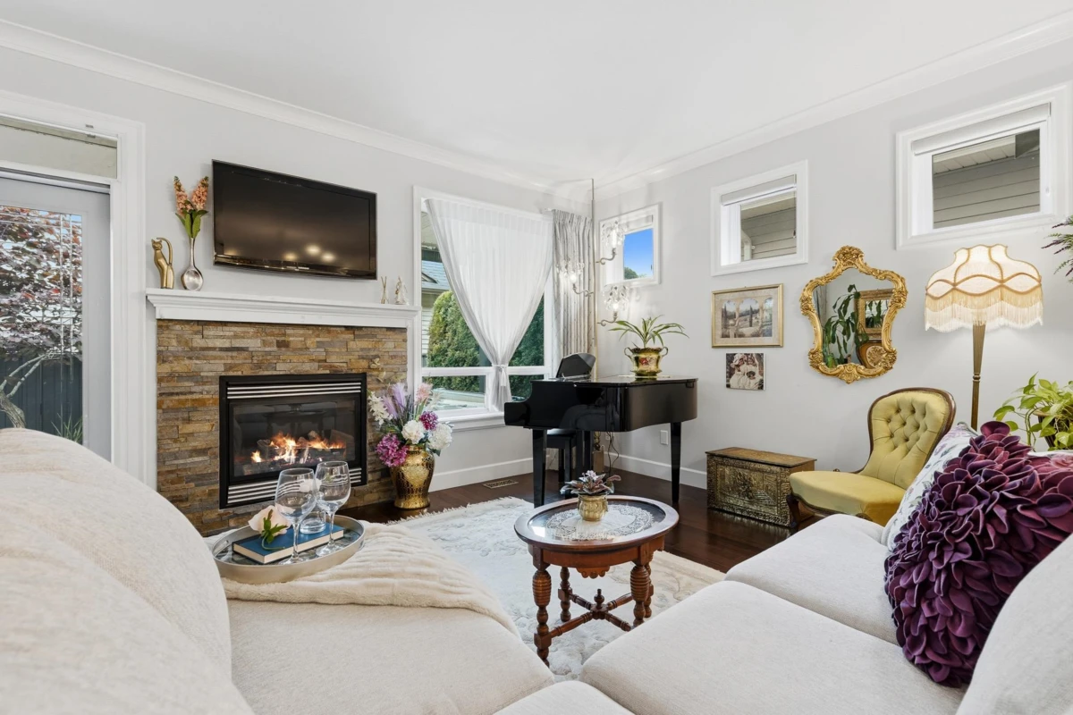 Living Room Photo of 45863 S Foxridge Crescent, Chilliwack, BC