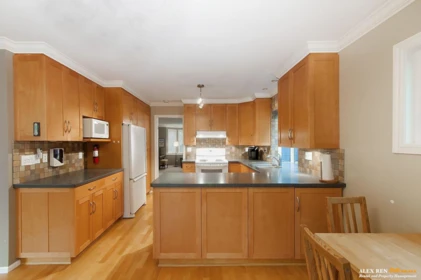 Kitchen Island Photo of 4350 W 14th Avenue, Vancouver, BC