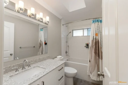 Powder Room Photo of 4350 W 14th Avenue, Vancouver, BC