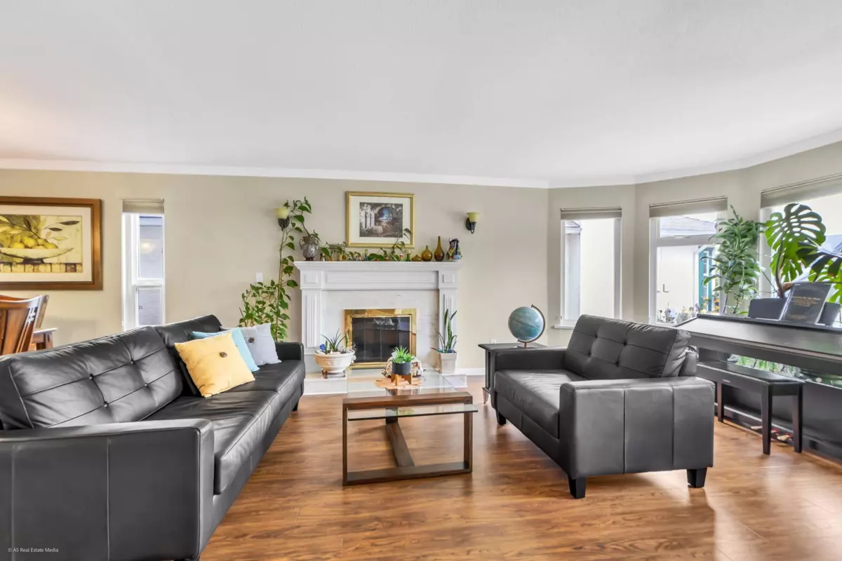 Living Room Photo of 6227 Crescent Place, Delta, BC