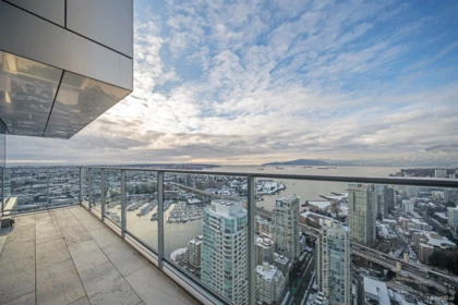 Kitchen Island Photo of 4701 1480 Howe Street, Vancouver, BC