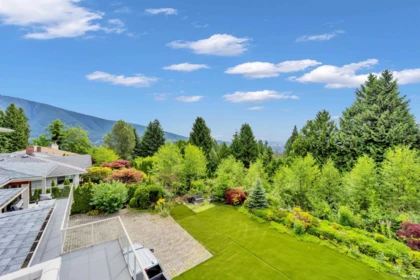 Garden / Landscaping Photo of 950 Greenwood Road, West Vancouver, BC