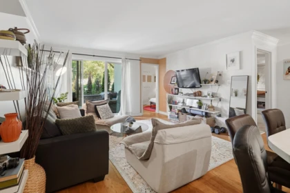 211 9857 Manchester Drive, Burnaby, BC, Burnaby — Apartment/Condo for sale