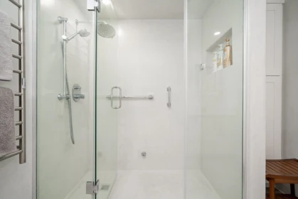 Hallway Photo of 203 15152 Russell Avenue, White Rock, BC